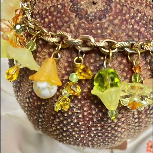 Bracelet beads that look like flowers yellows and pastel green crystals 81/2 in - Picture 4 of 5